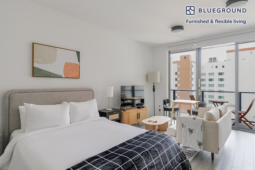 230 NE 5th Ct in Miami, FL - Building Photo