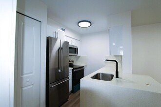 2890 N Oakland Forest Dr, Unit 103 in Oakland Park, FL - Foto de edificio - Building Photo