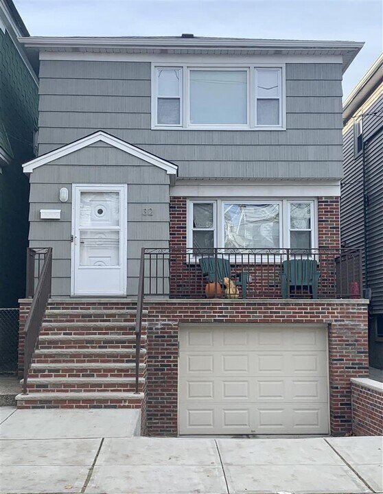 32 E 36th St-Unit -2 in Bayonne, NJ - Building Photo