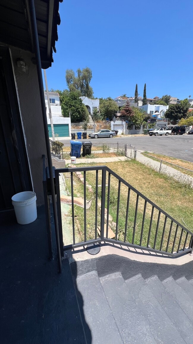 1071 Dundas St in Los Angeles, CA - Foto de edificio - Building Photo