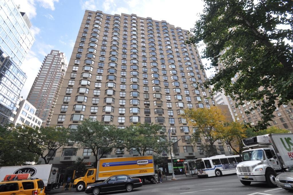 400e E 71st St in New York, NY - Building Photo