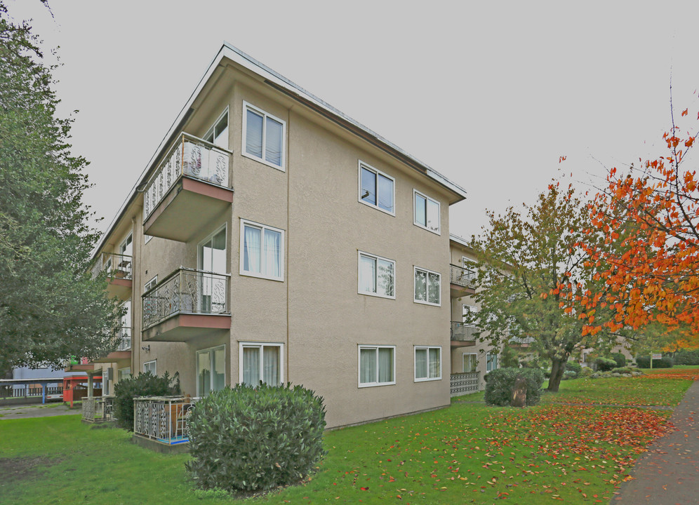 Casa Linda Apartments in Burnaby, BC - Building Photo