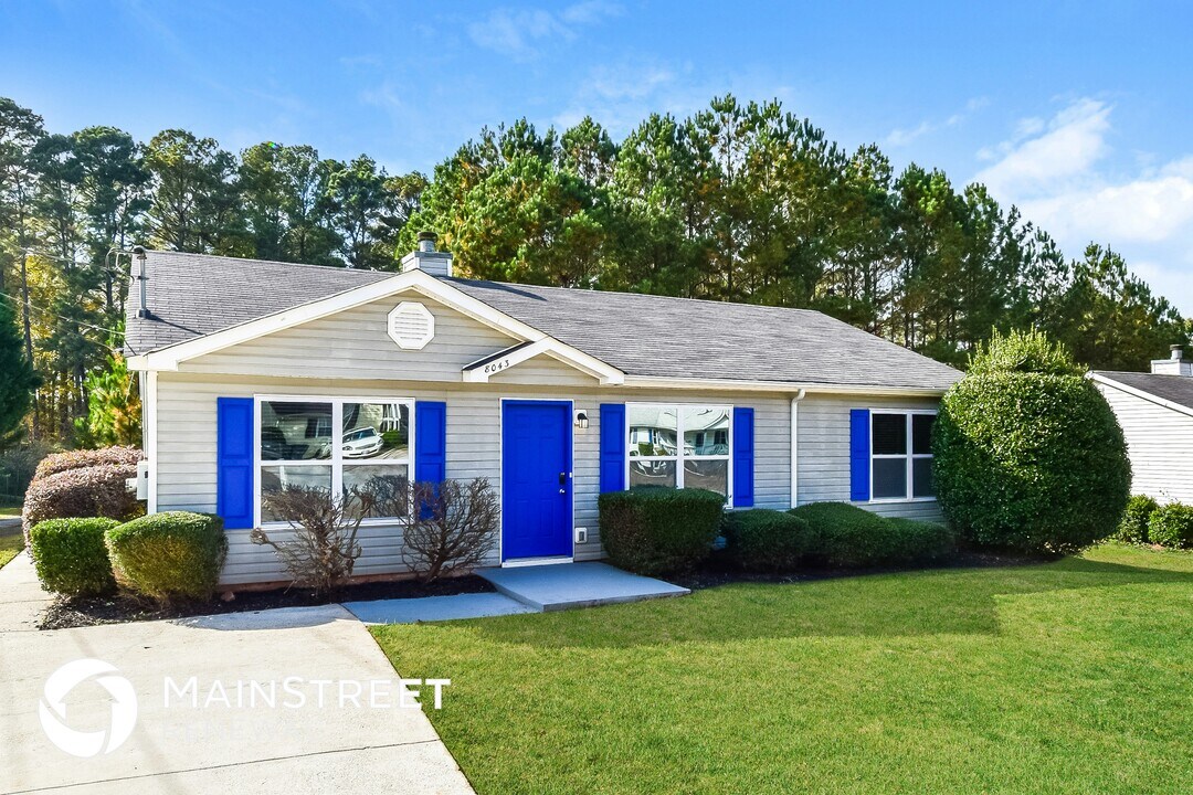 8043 Trinity Park Dr in Riverdale, GA - Foto de edificio