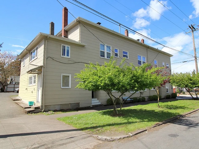 property at 7630 SE Woodstock Blvd