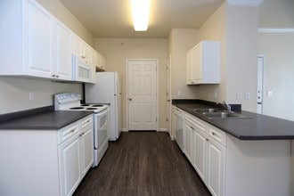 Reserve at South Creek in Englewood, CO - Foto de edificio - Interior Photo