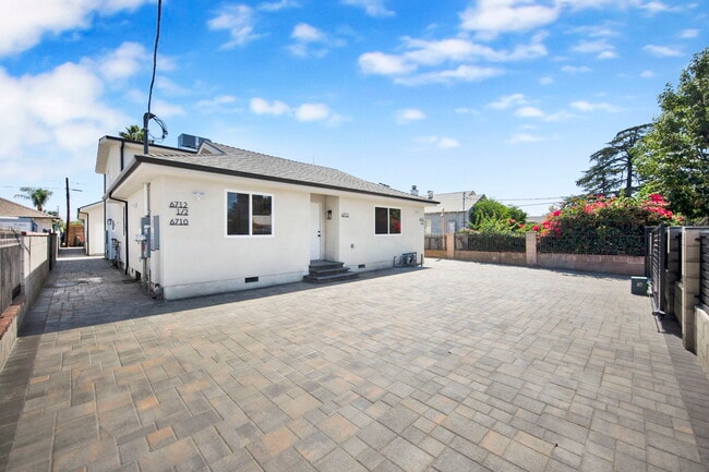 6712 St Clair Ave in Los Angeles, CA - Building Photo - Building Photo