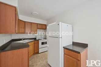 3430 Douglas Rd in Toledo, OH - Building Photo - Building Photo