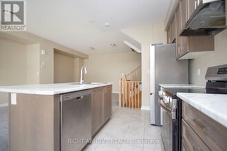 1104 Lockie Dr in Oshawa, ON - Building Photo - Building Photo