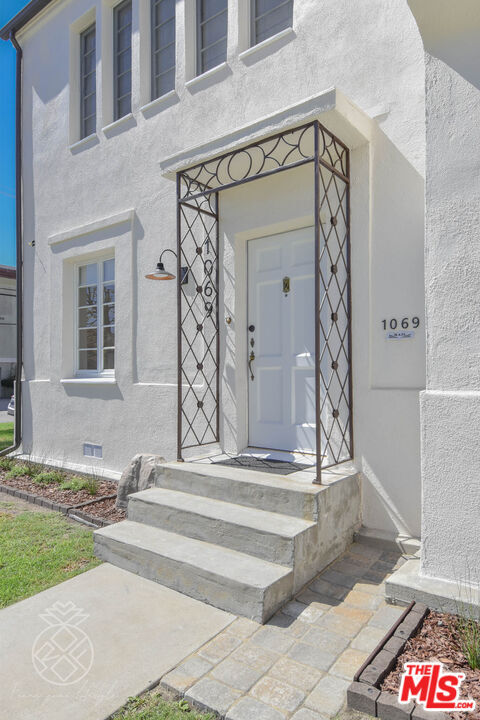 1069 S Holt Ave in Los Angeles, CA - Building Photo - Building Photo