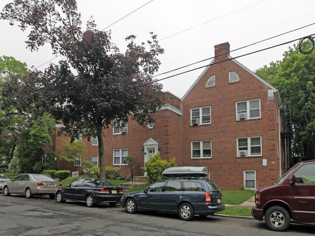 735 Elm Ave in Teaneck, NJ - Foto de edificio - Building Photo