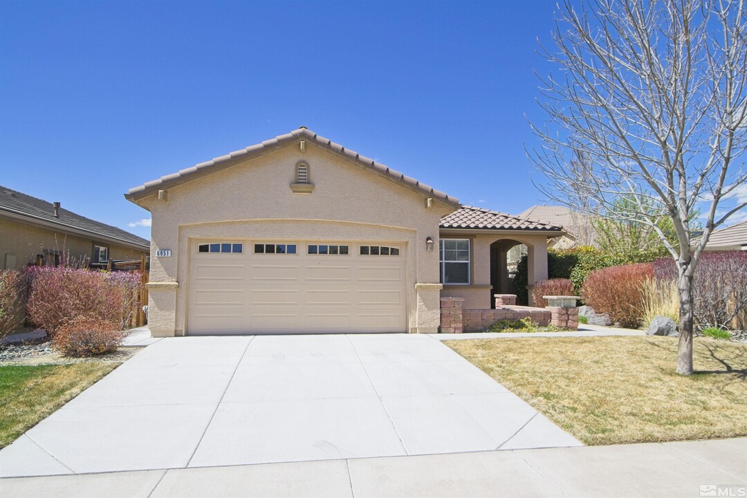 6851 Apus Dr in Sparks, NV - Foto de edificio