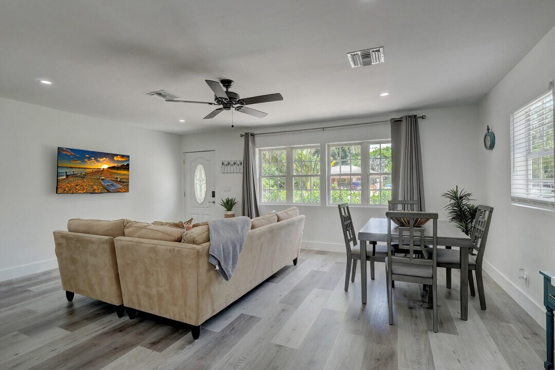 27250 Shriver Ave in Bonita Springs, FL - Building Photo