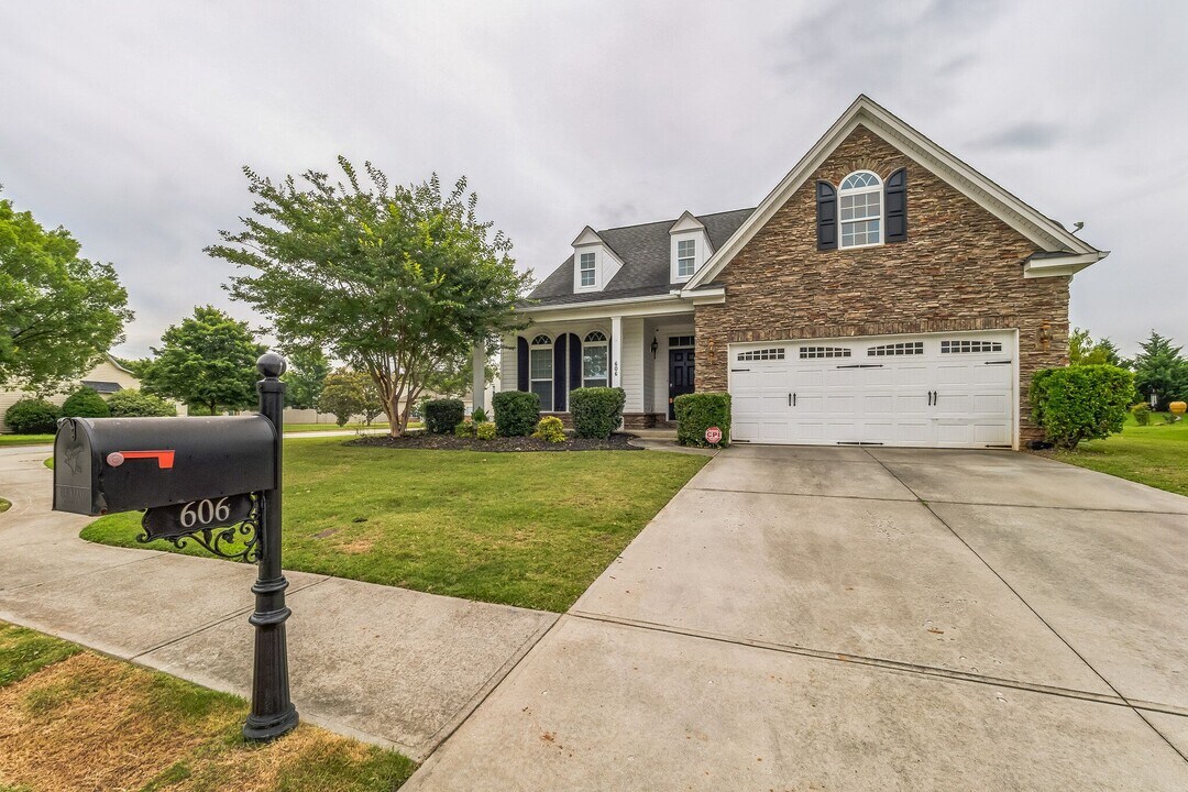 606 Shoreline Blvd in Boiling Springs, SC - Building Photo