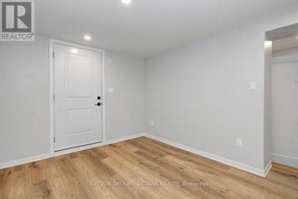 2413 Ryan Dr in Ottawa, ON - Building Photo - Building Photo