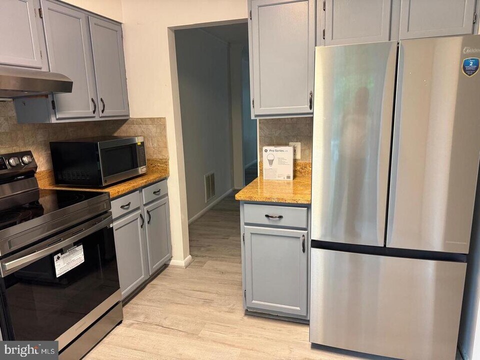 1631 Oak Spring Way in Reston, VA - Building Photo