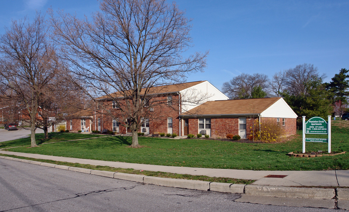 2 Circle Drive in Florence, KY - Building Photo