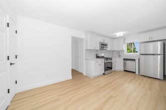 621 S 5th St in Lindenhurst, NY - Building Photo - Building Photo