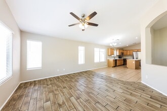 8328 S 48th Dr in Phoenix, AZ - Foto de edificio - Building Photo