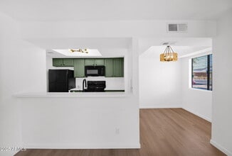 745 N Dobson Rd in Mesa, AZ - Building Photo - Building Photo