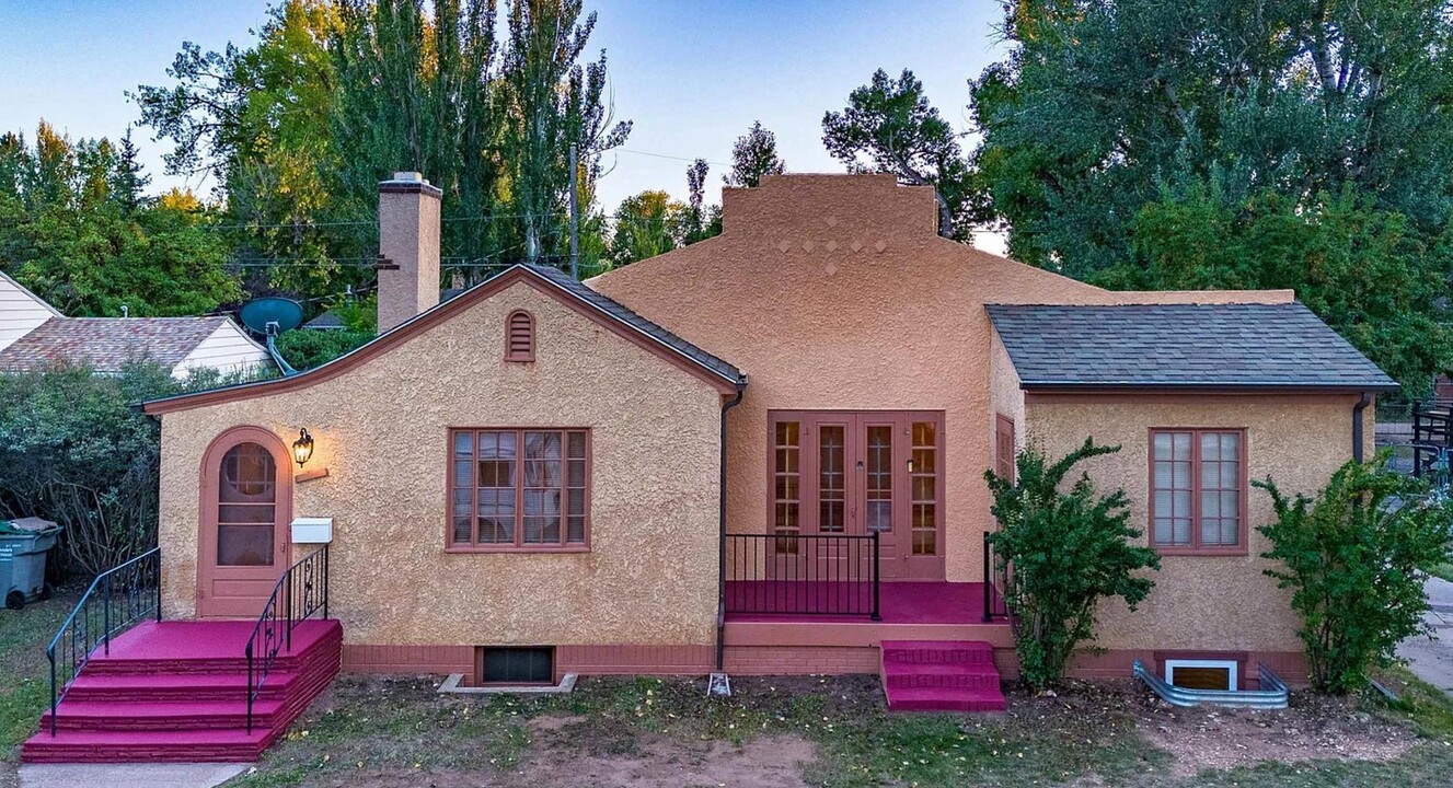 1520 E Custer St in Laramie, WY - Foto de edificio