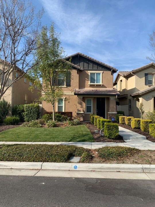 7249 Roselai Ct in Corona, CA - Building Photo