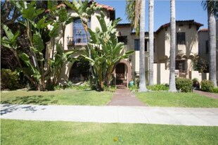 438 Smithwood Dr, Unit a in Beverly Hills, CA - Building Photo