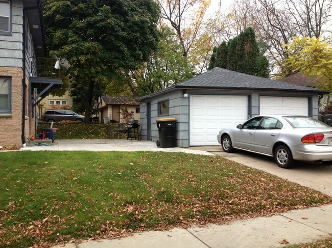 7009 W Lloyd St in Wauwatosa, WI - Building Photo - Building Photo