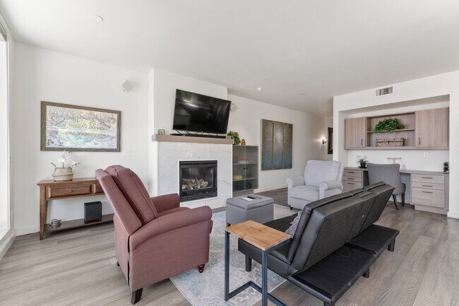 2220 W Woodin Ave in Chelan, WA - Building Photo - Building Photo