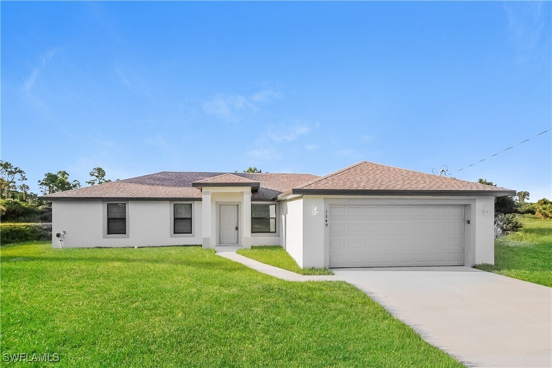 1249 Cordoba St E in Lehigh Acres, FL - Building Photo