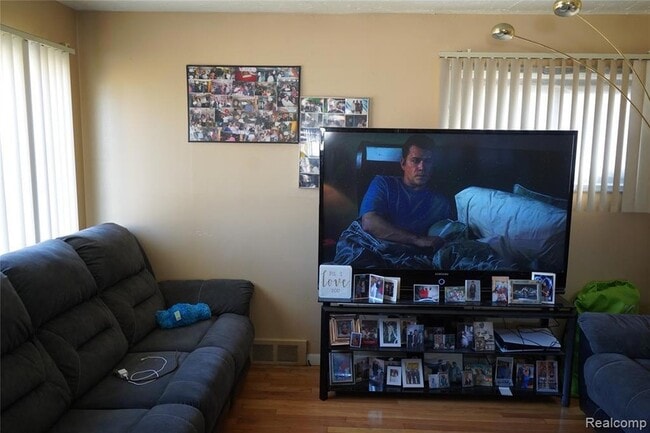 20115 Santa Barbara Dr in Detroit, MI - Building Photo - Building Photo