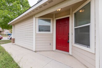 9802 Vandenberg Way in San Antonio, TX - Building Photo - Building Photo