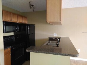215 Lake Brook Cir, Unit 204 in Brandon, FL - Building Photo - Building Photo