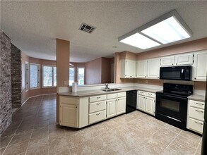 8 Teresa Dr in Bella Vista, AR - Foto de edificio - Building Photo