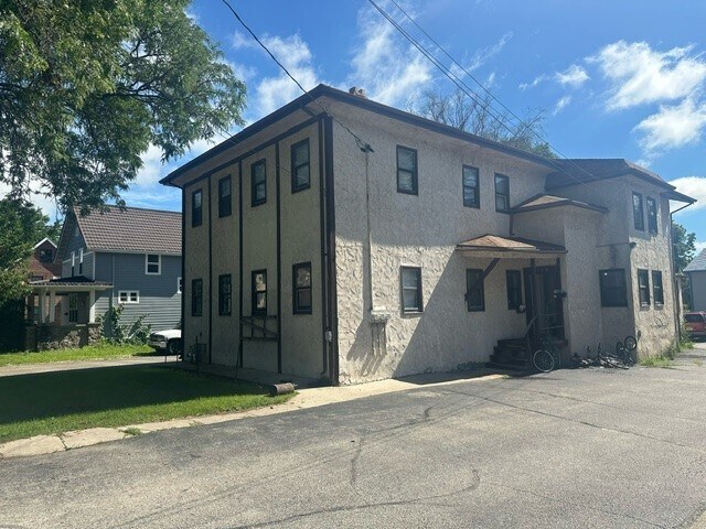 127 S Cottage St in Whitewater, WI - Building Photo