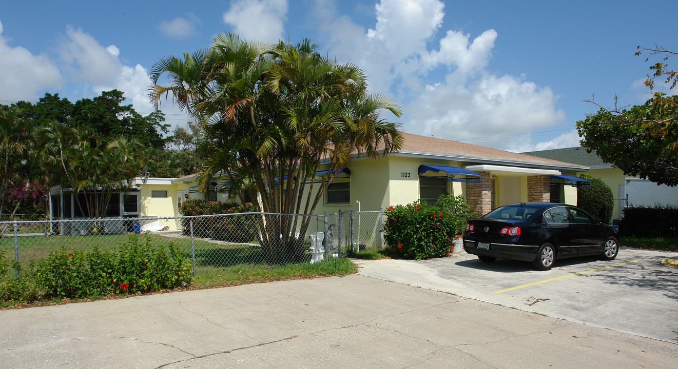 1123 N Federal Hwy in Lake Worth, FL - Building Photo