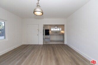 1040 N Crescent Heights Blvd in West Hollywood, CA - Building Photo - Building Photo