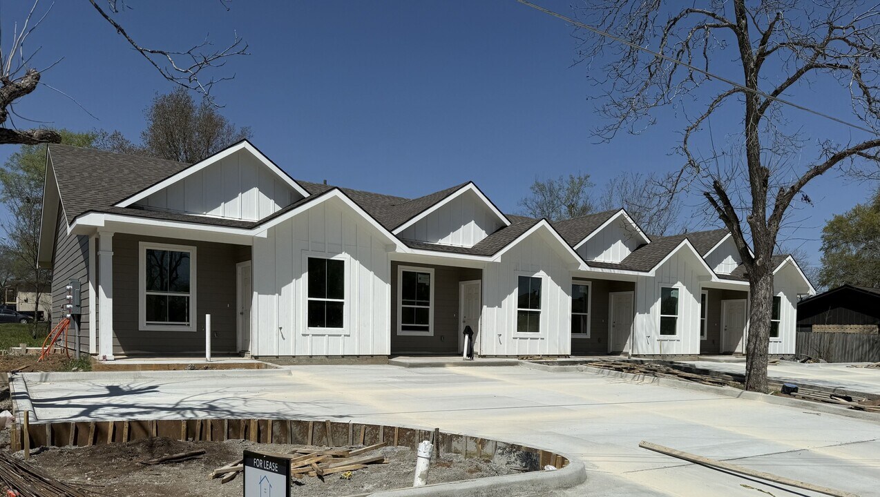 403 S Temple St in Caldwell, TX - Building Photo