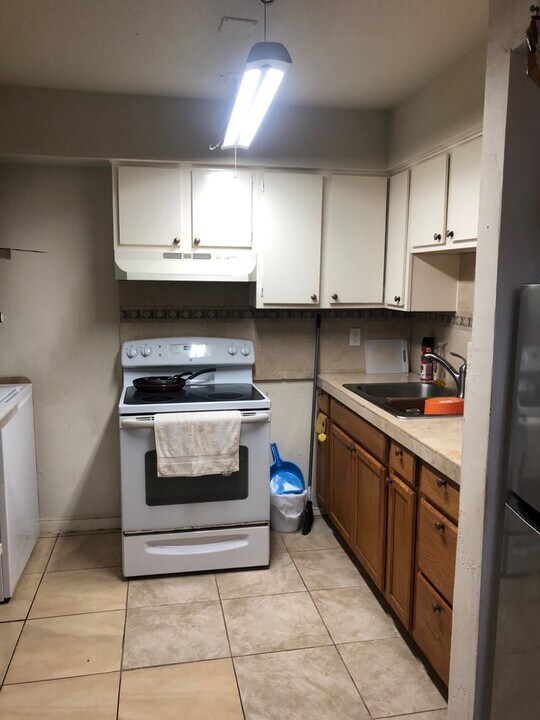 9350 Country Creek Dr, Unit 46 in Houston, TX - Building Photo
