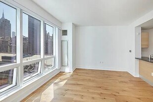 350 W 42nd St in New York, NY - Building Photo
