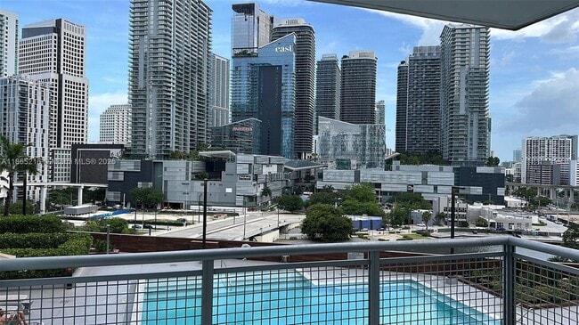 350 S Miami Ave in Miami, FL - Foto de edificio - Building Photo