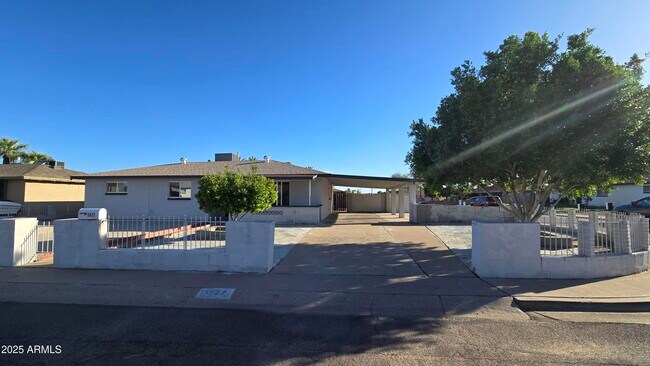 5827 N 22nd Dr in Phoenix, AZ - Building Photo - Building Photo