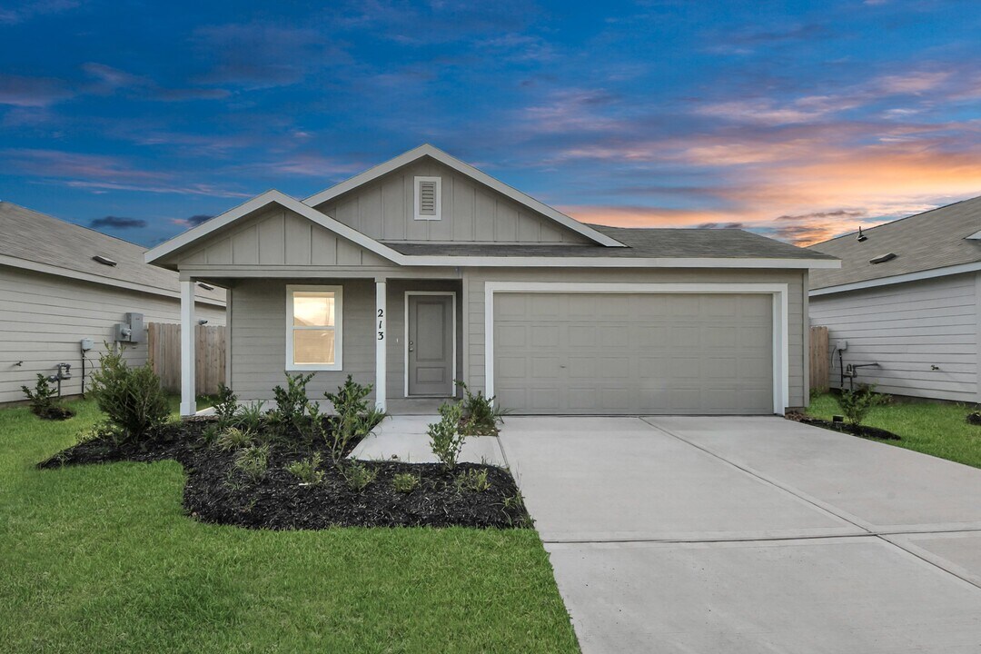 213 Nicholas Rd in Wharton, TX - Building Photo