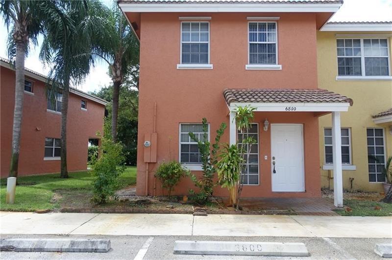6800 Sienna Club Dr in Lauderhill, FL - Foto de edificio