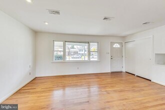 1208 Pinewood Dr in Frederick, MD - Building Photo - Building Photo