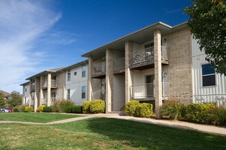 Lakewood Village in Springfield, MO - Building Photo - Building Photo