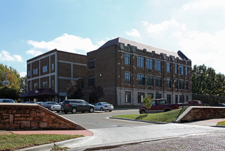 Curtis Homes in Topeka, KS - Foto de edificio - Building Photo