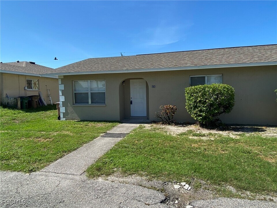 606 Hancock Bridge Pkwy in Cape Coral, FL - Building Photo