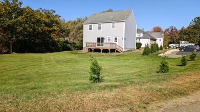 421 Boston St in Guilford, CT - Foto de edificio - Building Photo