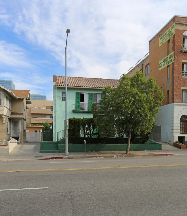 2941 W 8th St in Los Angeles, CA - Foto de edificio - Building Photo