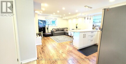 928 Wayne Dr in Newmarket, ON - Building Photo - Building Photo